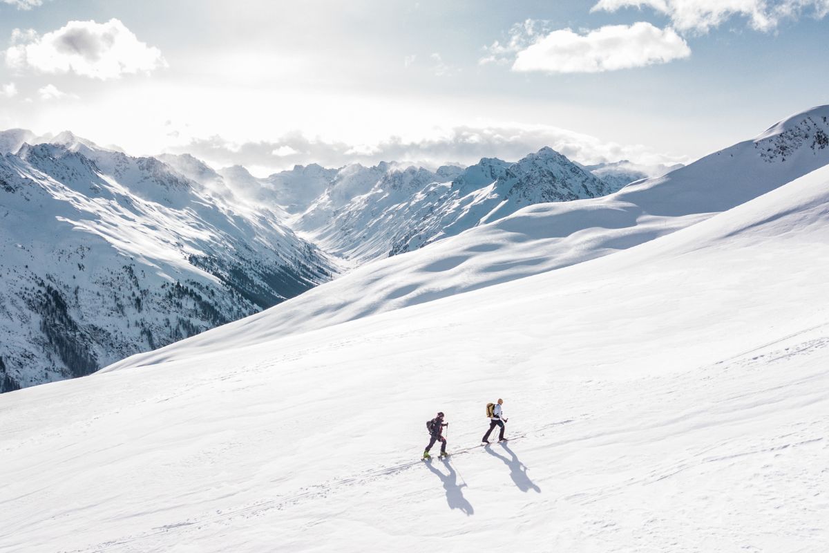Gliding Through Paradise: My Cross-Mountain Skiing Adventure in Gulmarg